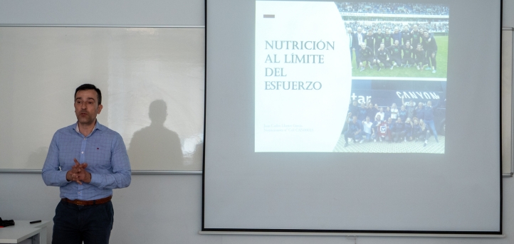 Juan Carlos Llamas, nutricionista del Real Racing Club Santander, imparte una charla dirigida a estudiantes de UNEATLANTICO