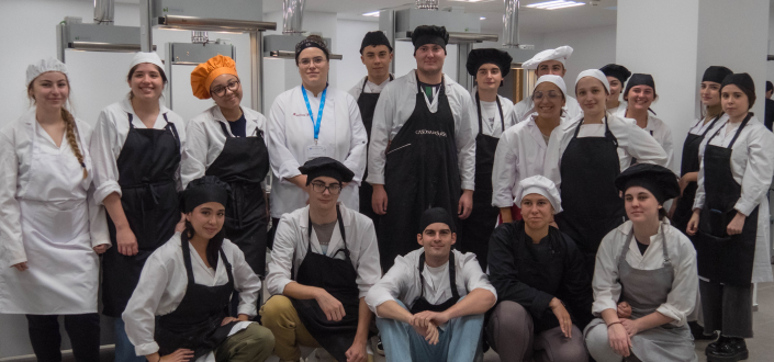 Estudiantes de los grados en CTA, NHD y GASTRO realizan una práctica en el marco de la asignatura «Técnicas Culinarias I»