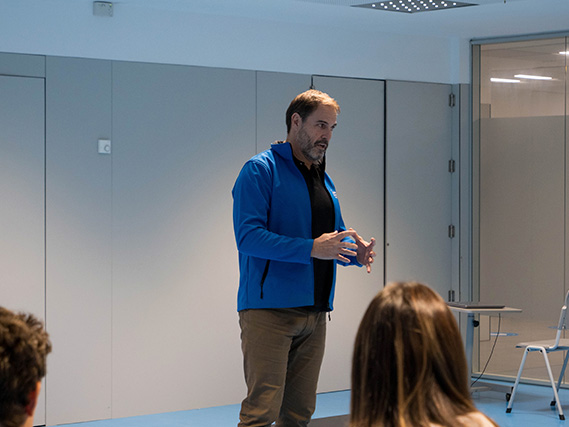 El docente de UNEATLANTICO Fernando Maniega ofrece una charla sobre la importancia de la fuerza en el rendimiento deportivo a los alumnos del IES Muriedas.