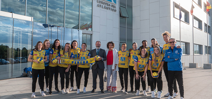 UNEATLANTICO renueva su convenio con el equipo femenino del Balonmano Pereda al que apoya desde sus inicios