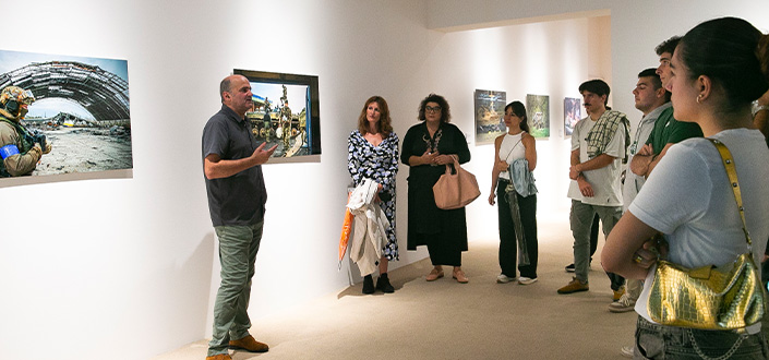 Alumnos de periodismo participan en un encuentro con el fotorreportero internacional Celestino Arce