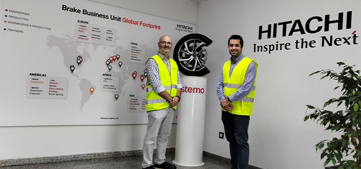 Jorge Crespo, director del grado en Ingeniería de Organización Industrial, visita las instalaciones de la planta Hitachi Astemo para establecer pautas de colaboración 