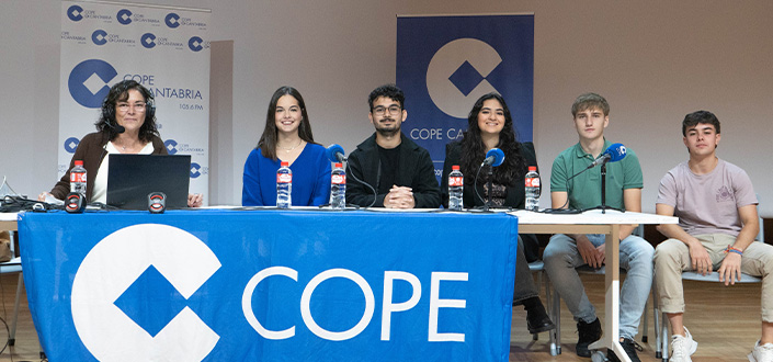 Estudiantes de Comunicación asisten a la emisión en directo del magazine local de COPE Cantabria