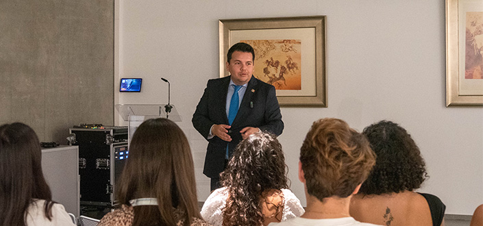 Raúl Torres, diputado migrante del Congreso de la Ciudad de México, ofrece una charla en UNEATLANTICO