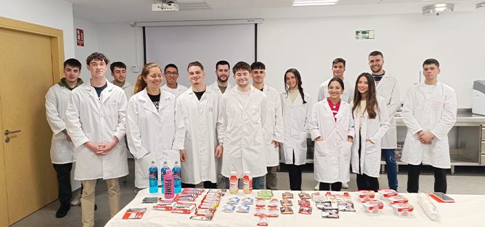 Los alumnos del grado en Nutrición Humana y Dietética participan en un taller práctico de suplemento deportivos con productos de NutriSport