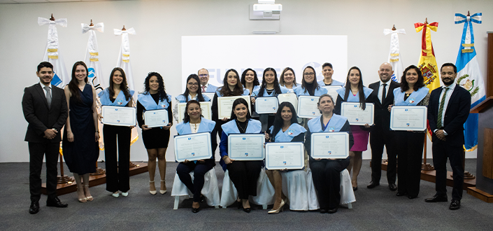 UNEATLANTICO reconoce a sus estudiantes becados en una entrega de diplomas celebrada en Guatemala