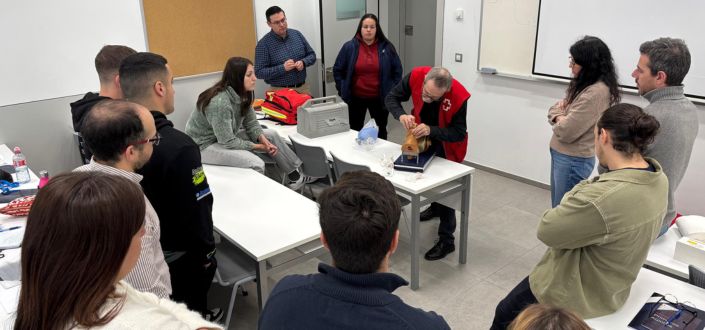 La Universidad Europea del Atlántico y Cruz Roja imparten un curso de primeros auxilios para implementar el Plan de Emergencias Sanitarias