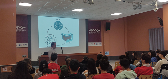 José Ramos Vivas, investigador y docente de UNEATLANTICO imparte una charla sobre la microbiota humana a los estudiantes del Centro de Formación Somorrostro