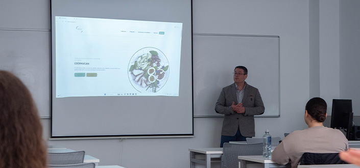 El Dr. Iñaki Elío presenta el Colegio Profesional de Dietistas-Nutricionistas de Cantabria a los alumnos del grado en Nutrición Humana y Dietética en UNEATLANTICO