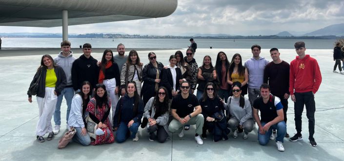 Estudiantes de UNEATLANTICO del grado en  Educación Primaria asisten a un itinerario didáctico por el centro de Santander