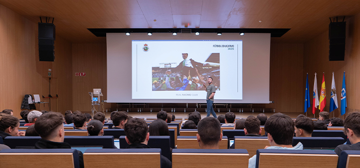 Técnicos del Real Racing Club ofrecen unas clases magistrales a los alumnos de CAFYD de UNEATLANTICO