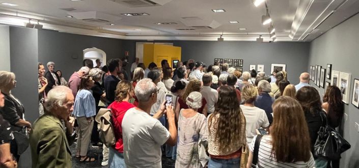 La directora de los grados en Comunicación de UNEATLANTICO, Helena Garay, condujo una visita guiada a la exposición “Ruth Orkin. New York – New York” en Santander