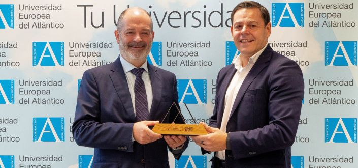 Mutua Montañesa entrega un reconocimiento a la Universidad Europea del Atlántico