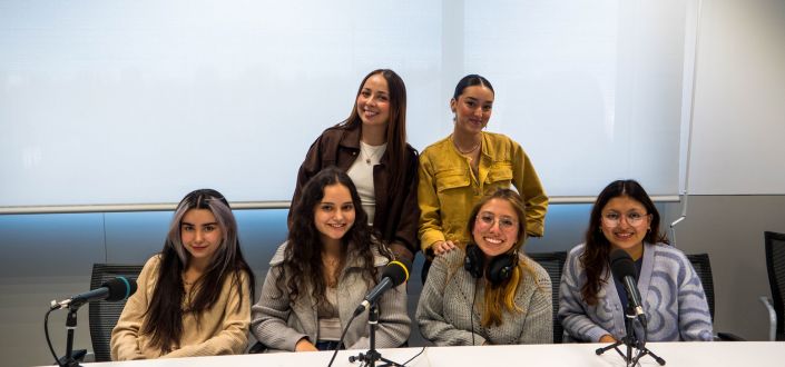 Alumnas de UNEATLANTICO presentan su programa «6 voces, 1 mundo» transmitido en Arco FM