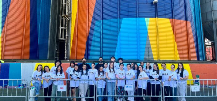 Estudiantes de UNEATLANTICO participan en un proyecto de arte público impulsado por el colectivo artístico Boa Mistura en el Puerto de Santander