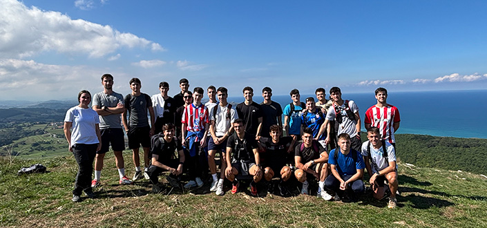 Alumnos del grado en CAFYD de UNEATLANTICO realizan una ruta de senderismo por la Picota