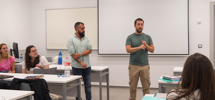 Victor González, jefe de estudios del CEE Parayas, imparte una charla al alumnado del Máster en Formación de Profesorado de UNEATLANTICO