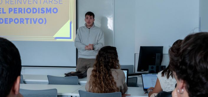 Adrián Lacuesta, egresado de Periodismo en UNEATLANTICO, presenta su medio ‘La Cabaña de Deportes’ a los alumnos de cuarto curso