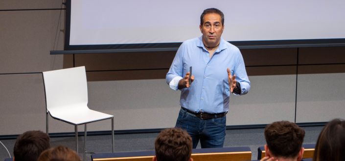 Estudiantes de UNEATLANTICO conocen el modelo de gestión de Quality Climbing Center