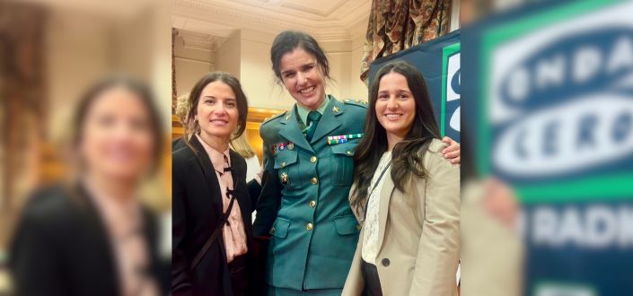 La primera teniente coronel de la Guardia Civil en Cantabria, María Pilar Villasante recibe el Premio Mujer Cantabria de Onda Cero que cuenta con el patrocinio de UNEATLANTICO