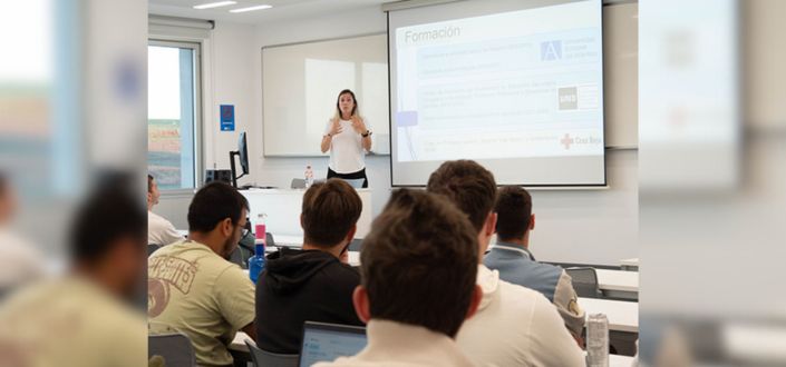 Giovanna Ruiz García imparte una charla en el marco de la asignatura de Socorrismo acuático y primeros auxilios