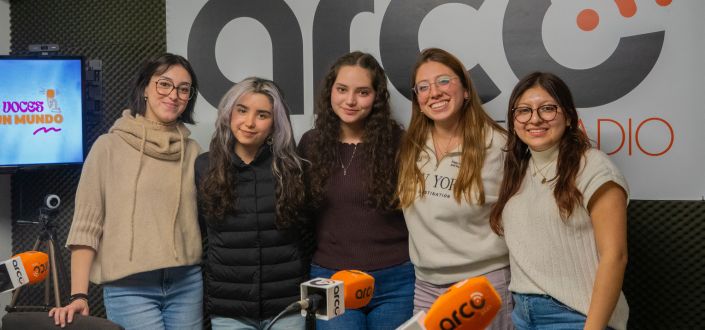 Alumnas de UNEATLANTICO emiten en directo el programa «6 voces 1 mundo» a través de Arco FM
