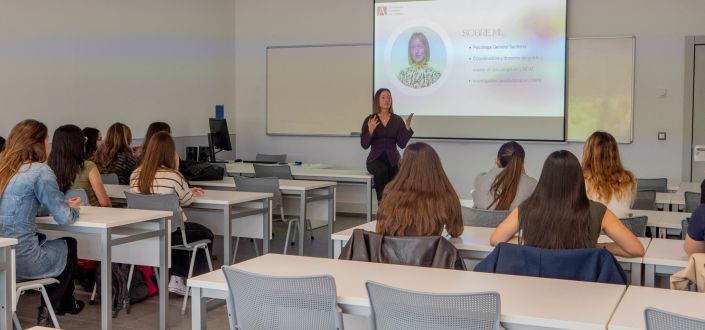 Docentes del grado en Psicología de UNEATLANTICO imparten una charla a los alumnos de bachillerato del IES Villajunco