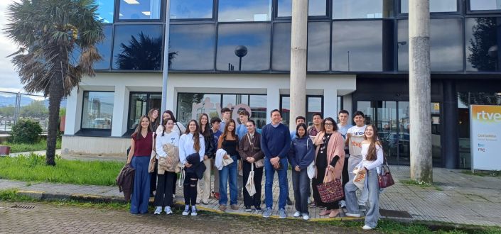 Alumnos de Periodismo visitan las instalaciones de RTVE y RNE Cantabria