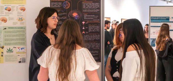 Alumnos de la asignatura Psicofisiología exponen sus pósteres científicos en la Sala de Exposiciones de UNEATLANTICO