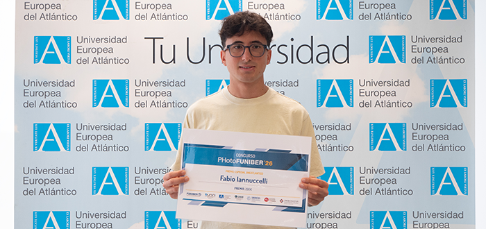 UNEATLANTICO entrega el premio a uno de los ganadores del Concurso Internacional de Fotografía PHotoFUNIBER’26