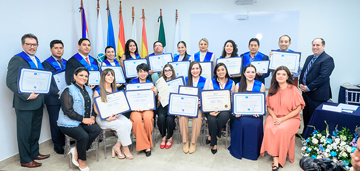 UNEATLANTICO celebra en Bolivia un acto de entrega de diplomas a sus estudiantes de posgrado