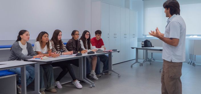 Saúl Flores, dramaturgo y especialista en ecología, presenta la masterclass «Another Narrativas ante la crisis ecosocial» a alumnos de UNEATLANTICO