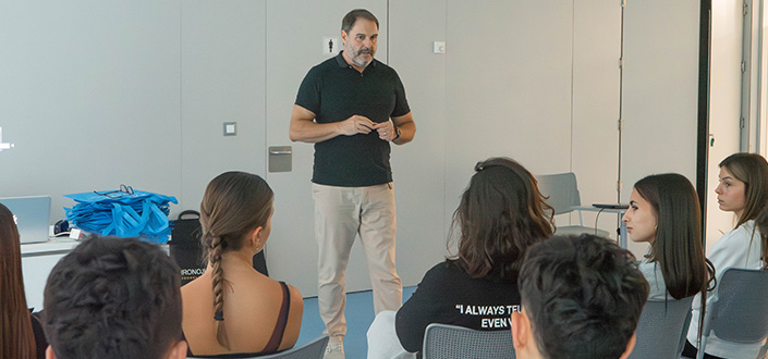 UNEATLANTICO imparte un taller teórico-práctico sobre fuerza y rendimiento físico a estudiantes del IES Muriedas