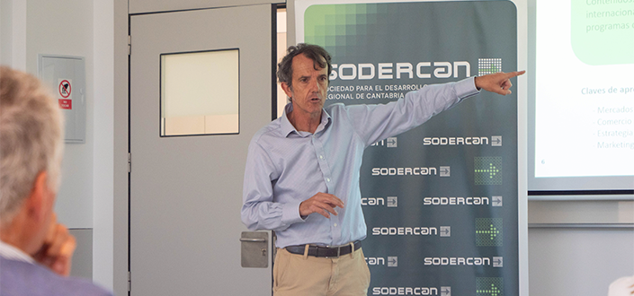 SODERCAN imparte una charla informativa a estudiantes de la universidad sobre las BECAS ICEX