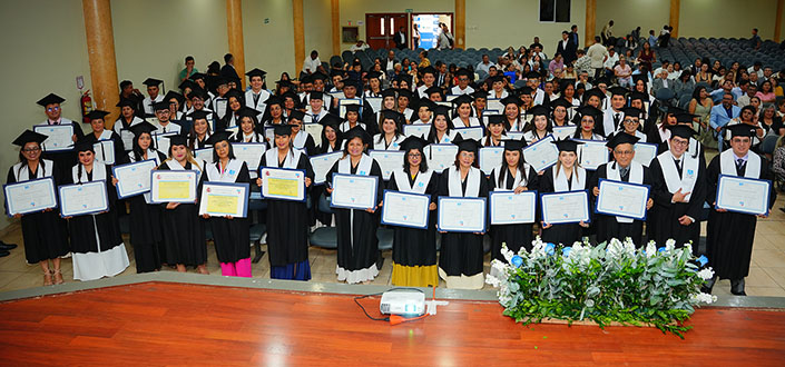 UNEATLANTICO reconoce a sus estudiantes de posgrado en un acto de entrega de diplomas en Ecuador